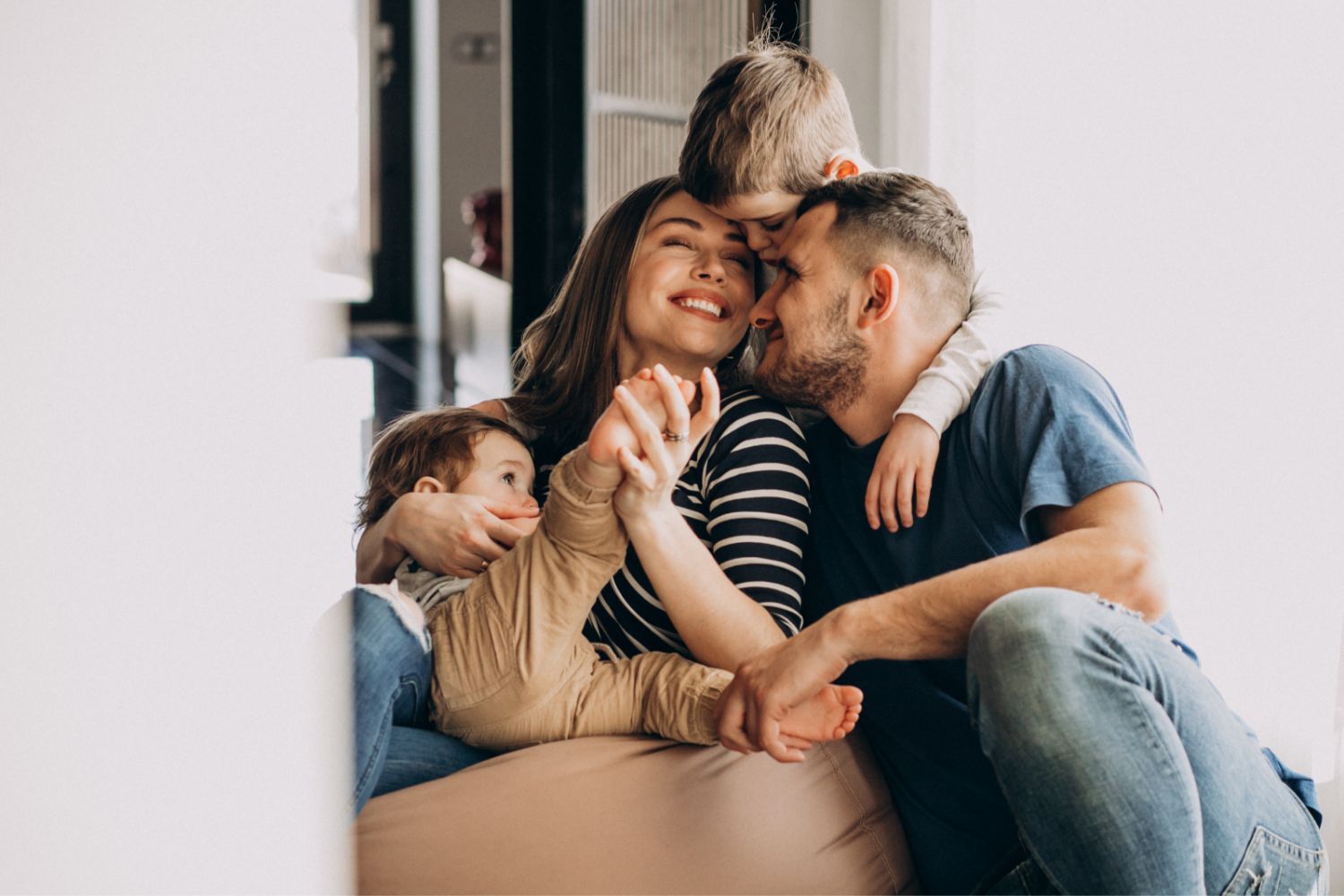 Imagem de uma familia sorrindo.